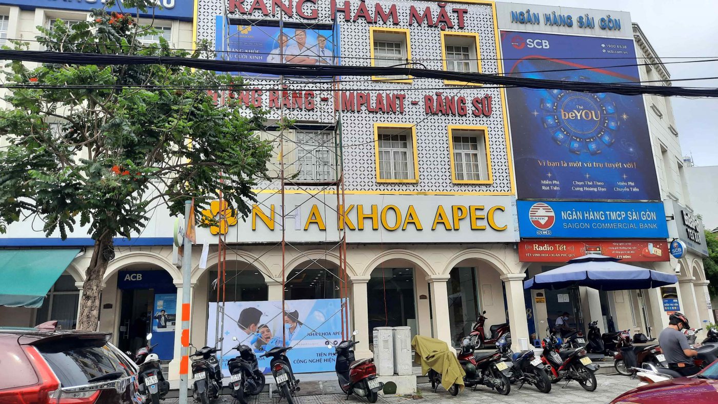bảng hiệu tiếng anh là gì?